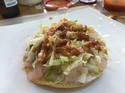 Una foto de manitas de cerdo con tomate