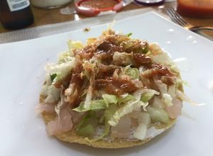Una foto de Tostadas de Manitas de Cerdo deshuesada al estilo Sonorense