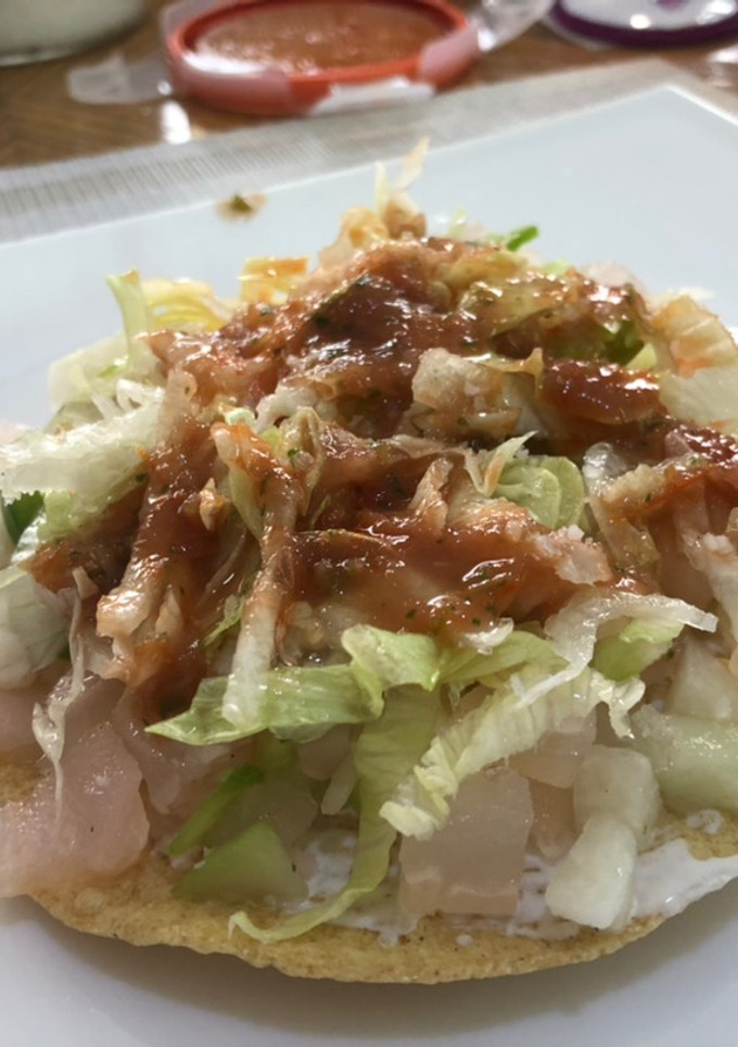 Una foto de Tostadas de Manitas de Cerdo deshuesada al estilo Sonorense