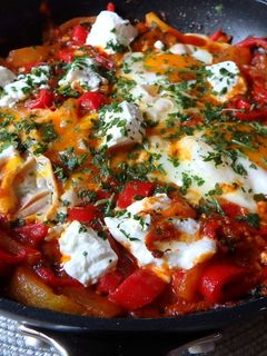Cukkinis Shakshouka kecskesajttal recept fotója