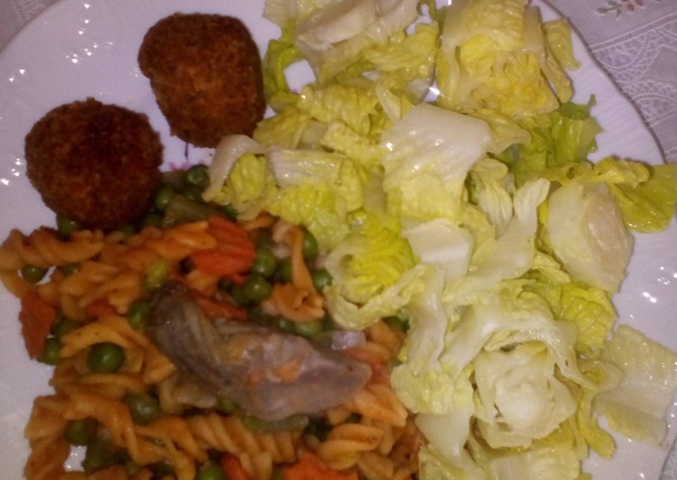 Hélices de lentejas rojas con menestra, ensalada de lechuga y 2 albóndigas de lentejas