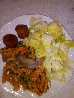 Una foto de Hélices de lentejas rojas con menestra, ensalada de lechuga y 2 albóndigas de lentejas