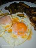 Huevos fritos, con fideos de arroz lomo de dos colores