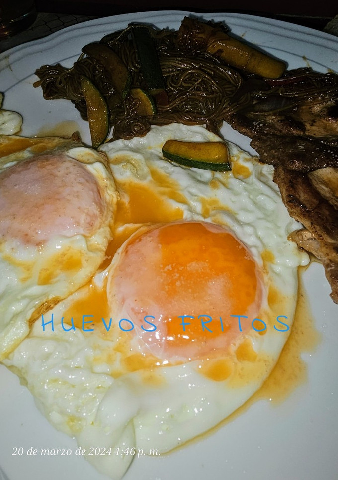 Una foto de Huevos fritos, con fideos de arroz lomo de dos colores