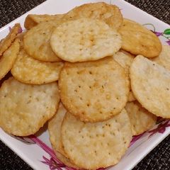 A picture of Maida suji Papdi for chaat.
