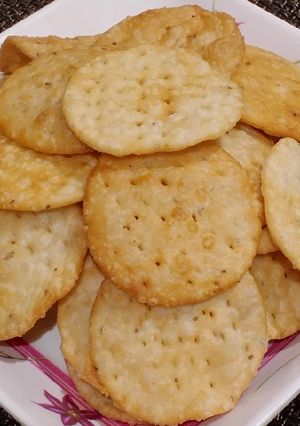 A picture of Maida suji Papdi for chaat.