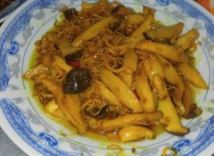 Hình của món Nấm đùi gà xào sả ớt.