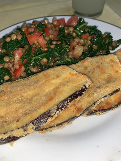 Una foto de Milanesas de berenjena con ensalada