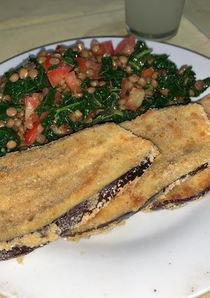 Una foto de Milanesas de berenjena con ensalada