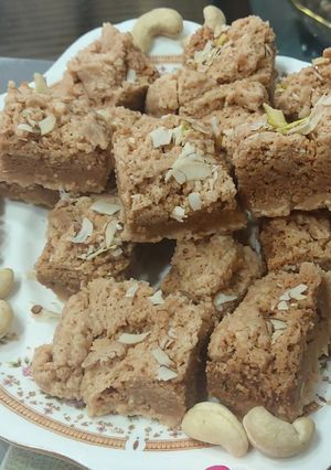 काजू  म्हैसूरपाक (kaju maysore pak recipe in marathi) रेसिपी चे मुख्य फोटो 