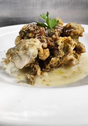 Una foto de Alcachofas crujientes con cremoso de patata y salsa oporto 😋👌