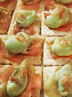Una foto de Crackers de Salmón Ahumado con Crema de Aguacate