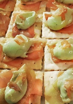 Foto principal de Crackers de Salmón Ahumado con Crema de Aguacate