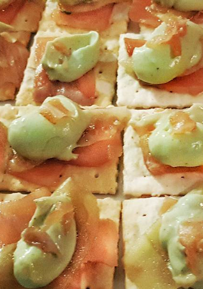 Una foto de Crackers de Salmón Ahumado con Crema de Aguacate