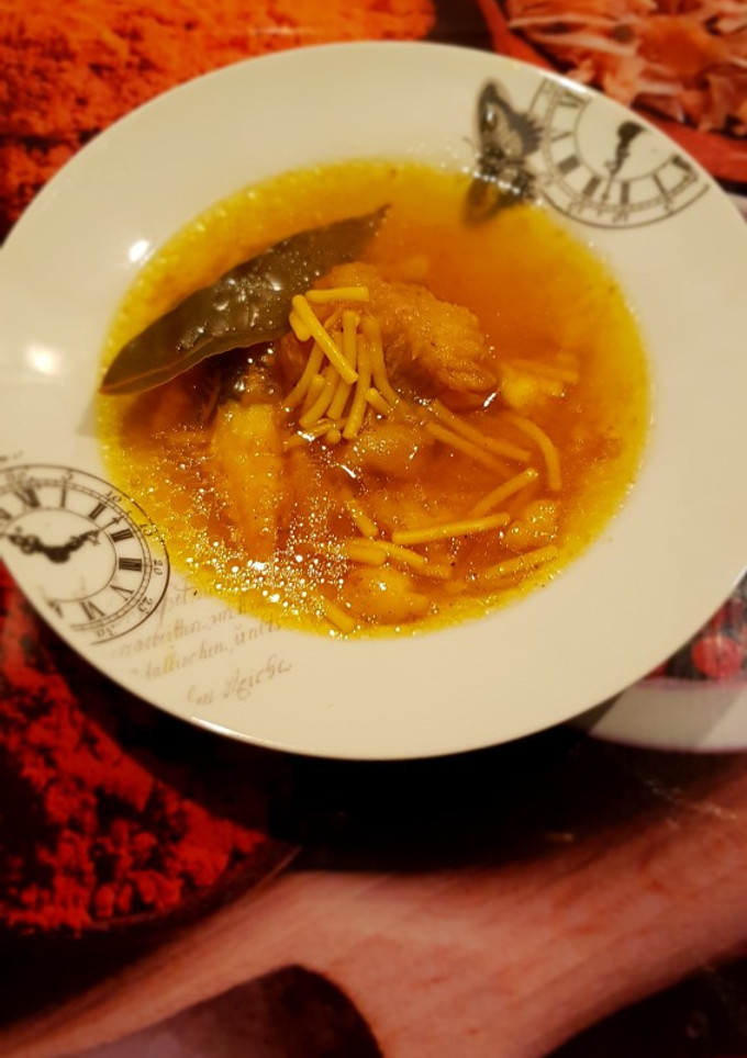 Una foto de Sopa de pescado y fideos
