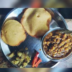 A picture of Rawa sooji Bhature.