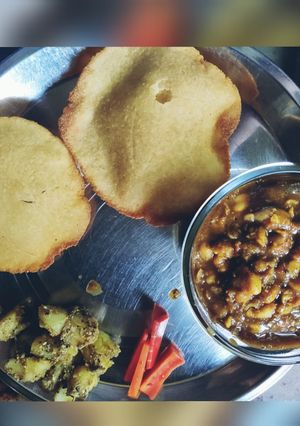A picture of Rawa sooji Bhature.