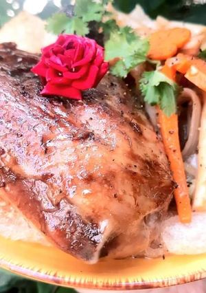 Hình của món Gà nướng kèm rau củ và bánh phở chiên giòn.