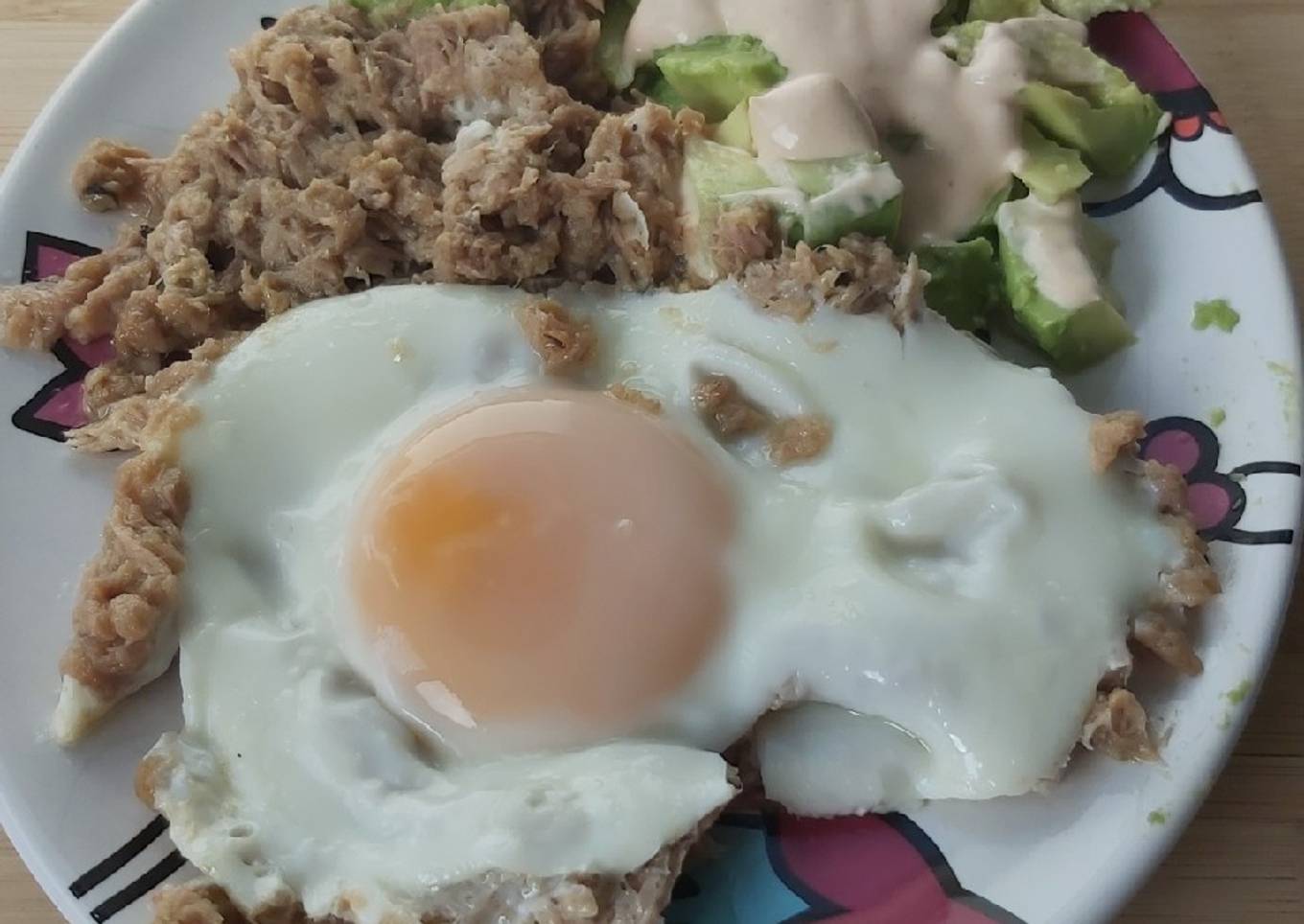Huevo con atún y aguacate