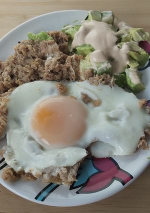 Una foto de Huevo con atún y aguacate