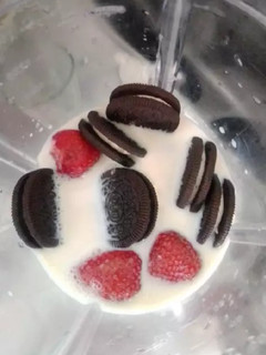 Una foto de Licuado de fruta y oreo