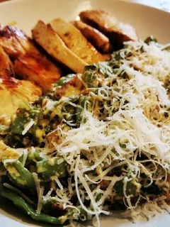 Una foto de Carbonara con tallarines konjac de espinacas y pollo