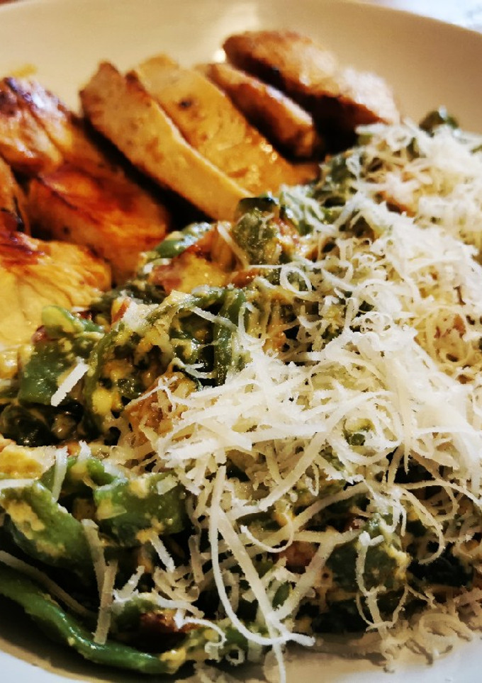 Una foto de Carbonara con tallarines konjac de espinacas y pollo