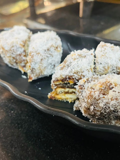 A picture of Dates pie.
