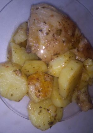 Una foto de Pollo con papas a la olla