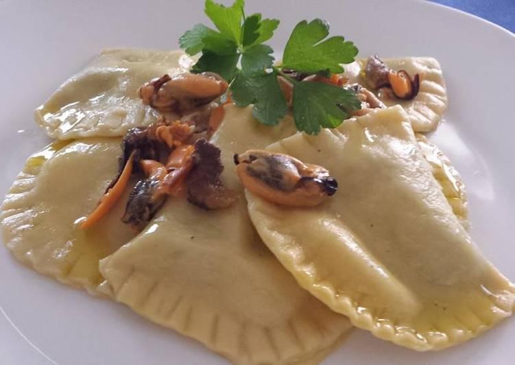 Ravioli ripieni alle cozze e pesto