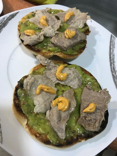 Una foto de Tosta de secreto con salsa guacamole y chimichurri