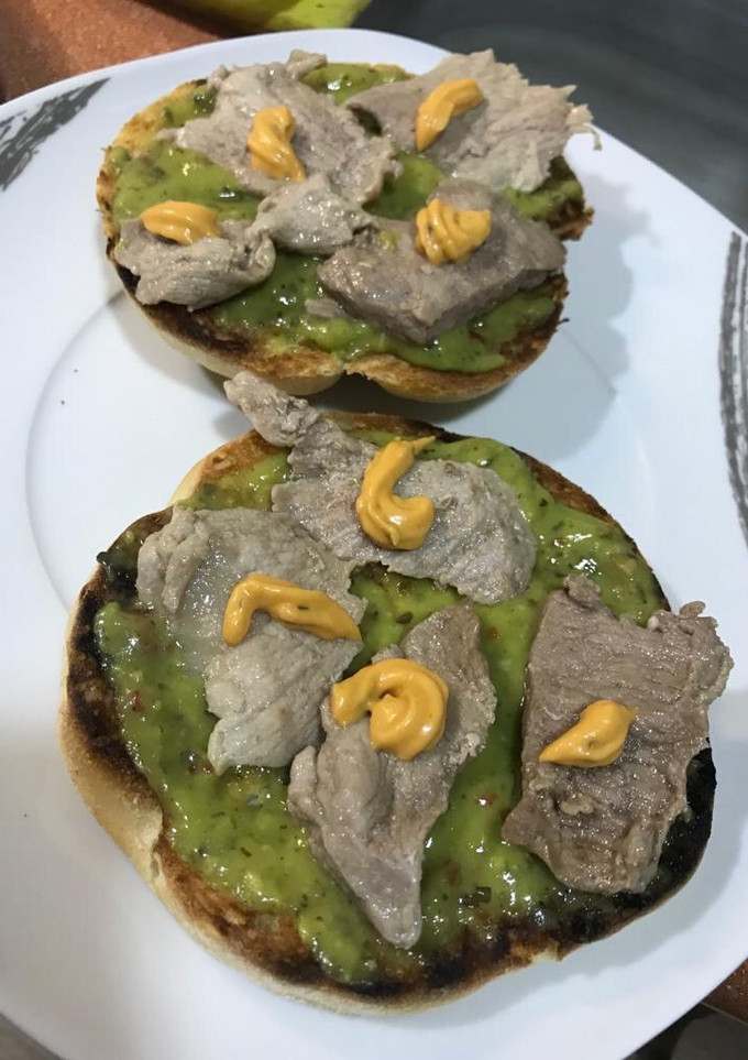 Una foto de Tosta de secreto con salsa guacamole y chimichurri