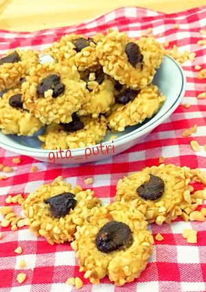 Foto resep Peanut Choco Filling Thumbprint Cookies