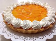 Una foto de tarta de duraznos con crema pastelera