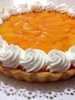 Una foto de Tarta de durazno con pastelera y Chantilly
