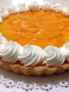 Una foto de Tarta de durazno con pastelera y Chantilly