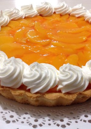 Una foto de Tarta de durazno con pastelera y Chantilly