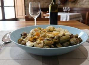 Foto principal de Habas con Jamón y Huevo Frito