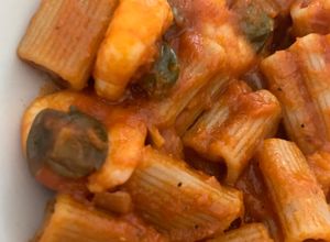 Foto di Pasta integrale al sugo con gamberi e capperi