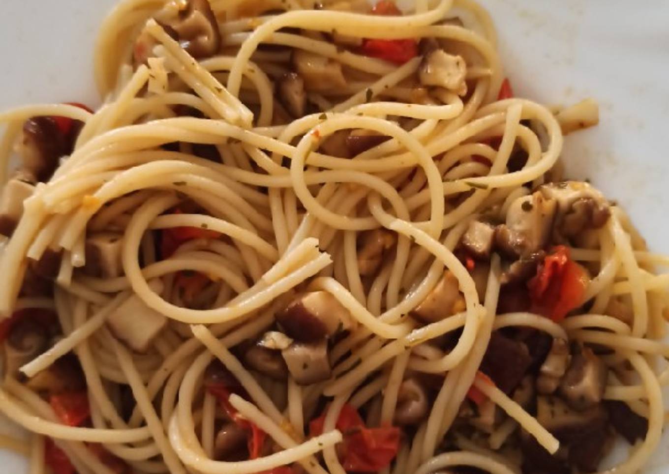 Pasta con champiñones y tomate
