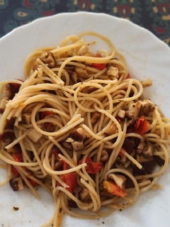 Una foto de Pasta con champiñones y tomate