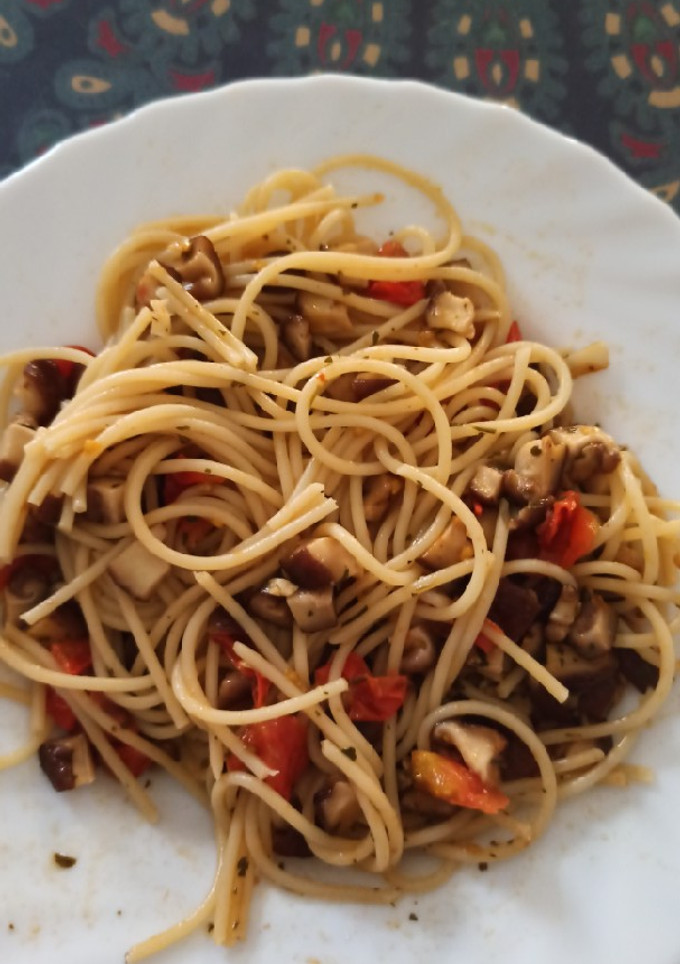 Una foto de Pasta con champiñones y tomate