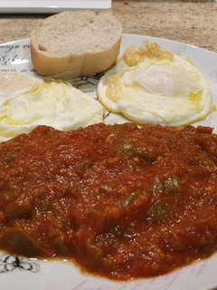 Una foto de Pisto con huevos fritos