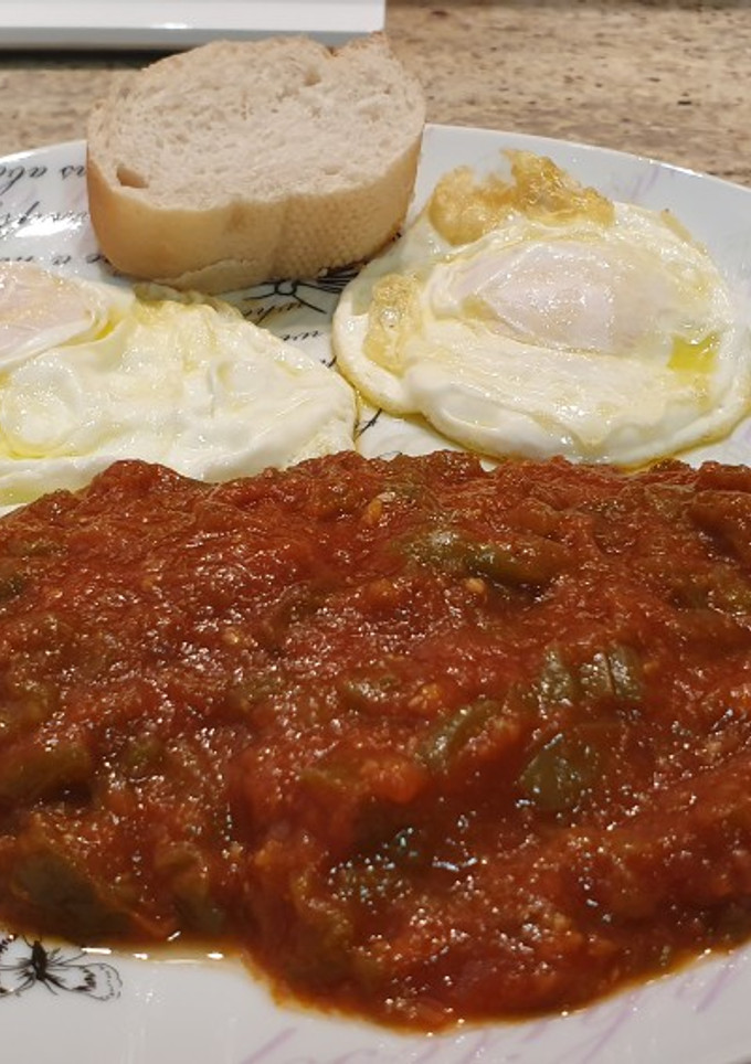 Una foto de Pisto con huevos fritos