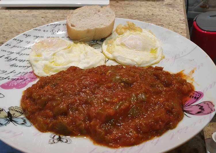 Pisto con huevos fritos