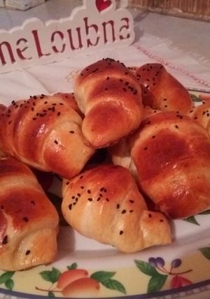 صورة لوصفة كرواصون بالجبن والتون