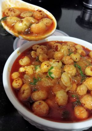 A picture of Sindhi makhana curry.