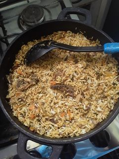 Una foto de Arroz salteado con vegetales y salsa china