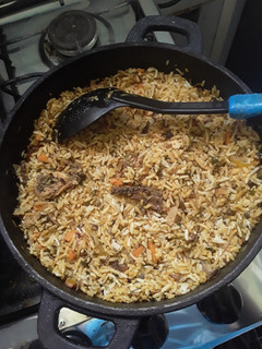 Una foto de Arroz salteado con vegetales y salsa china