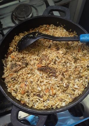 Una foto de Arroz salteado con vegetales y salsa china